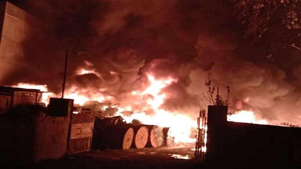 BSNL गोदाम में लगी भीषण आग, आग की जद में आए कई मकान, घर छोड़कर भागे लोग,8 करोड़ से अधिक का नुकसान BSNL गोदाम में लगी भीषण आग, आग की जद में आए कई मकान, घर छोड़कर भागे लोग,8 करोड़ से अधिक का नुकसान