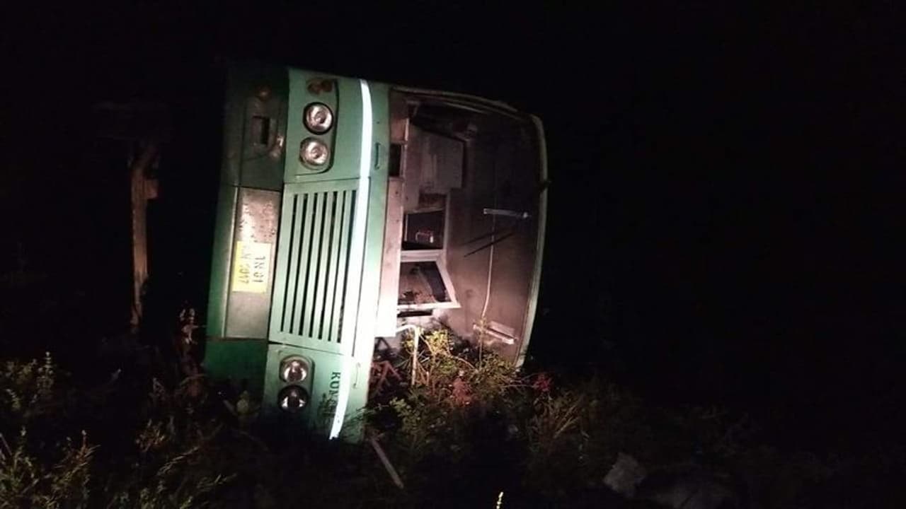 தாறுமாறாக சென்று தலைகுப்புற கவிழ்ந்த அரசு பேருந்து..! 20 பயணிகள் படுகாயம்..!