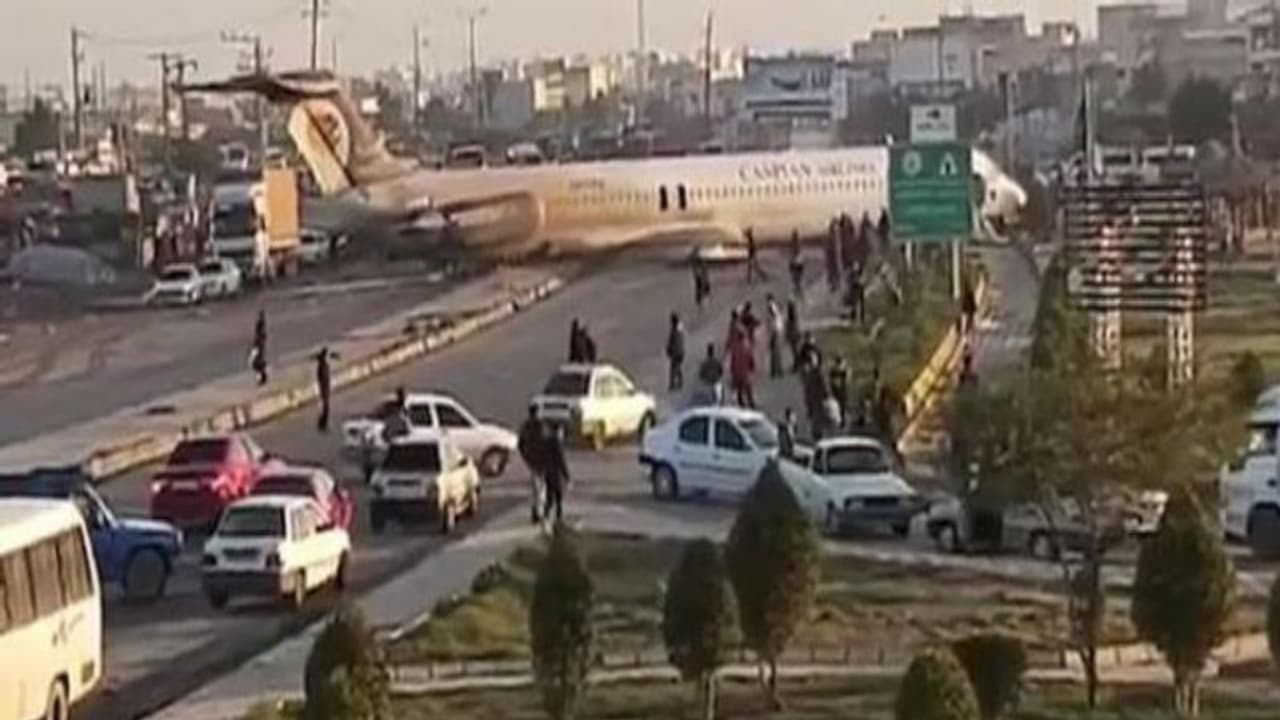 ইরানের রাজপথে যাত্রী নিয়ে নেমে এল আস্ত একটি বিমান, নেট দুনিয়ায় ভাইরাল হল ভিডিও ইরানের রাজপথে যাত্রী নিয়ে নেমে এল আস্ত একটি বিমান, নেট দুনিয়ায় ভাইরাল হল ভিডিও