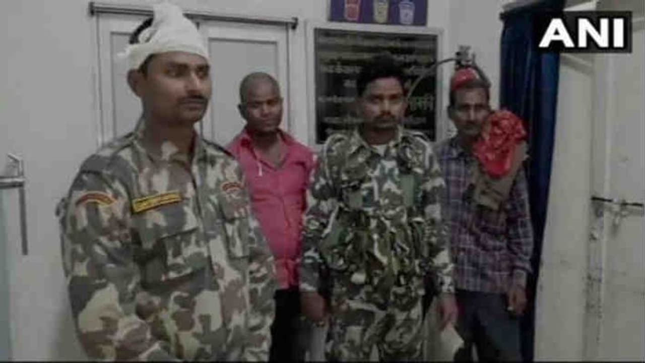 पुलिस टीम पर हमला कर अपराधियों ने मर्डर के आरोपी को छुड़ाया, कई जवान घायल पुलिस टीम पर हमला कर अपराधियों ने मर्डर के आरोपी को छुड़ाया, कई जवान घायल