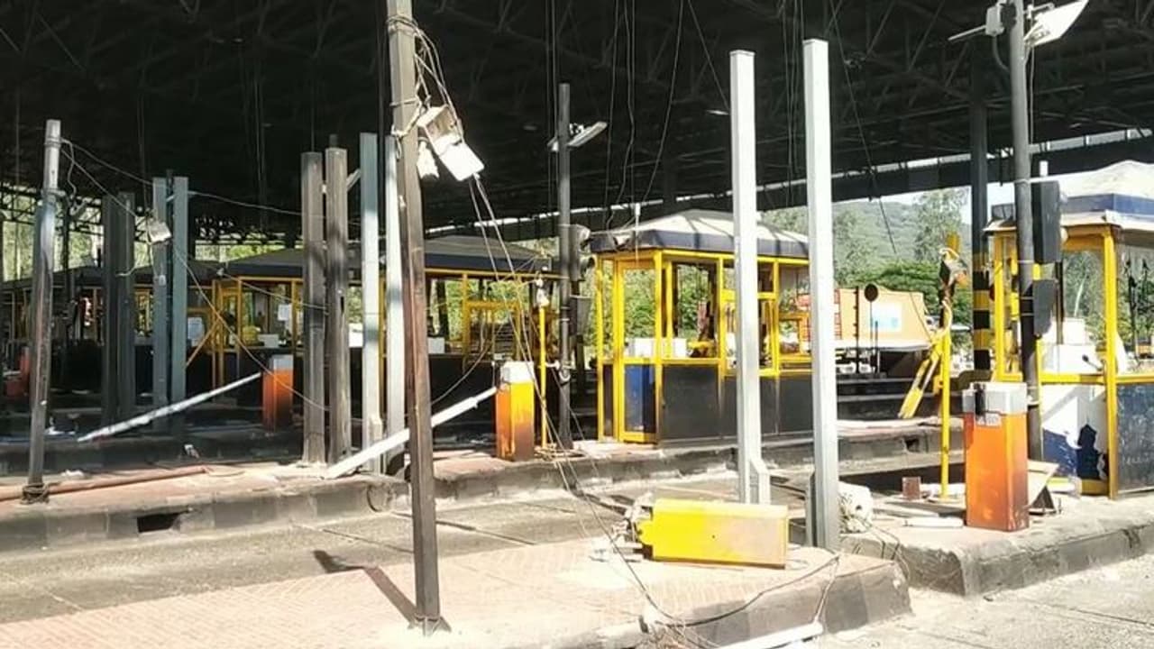 அடித்த நொறுக்கப்பட்ட சுங்கச்சாவடி..! வாகனங்கள் இலவச பயணம்..! அடித்த நொறுக்கப்பட்ட சுங்கச்சாவடி..! வாகனங்கள் இலவச பயணம்..!