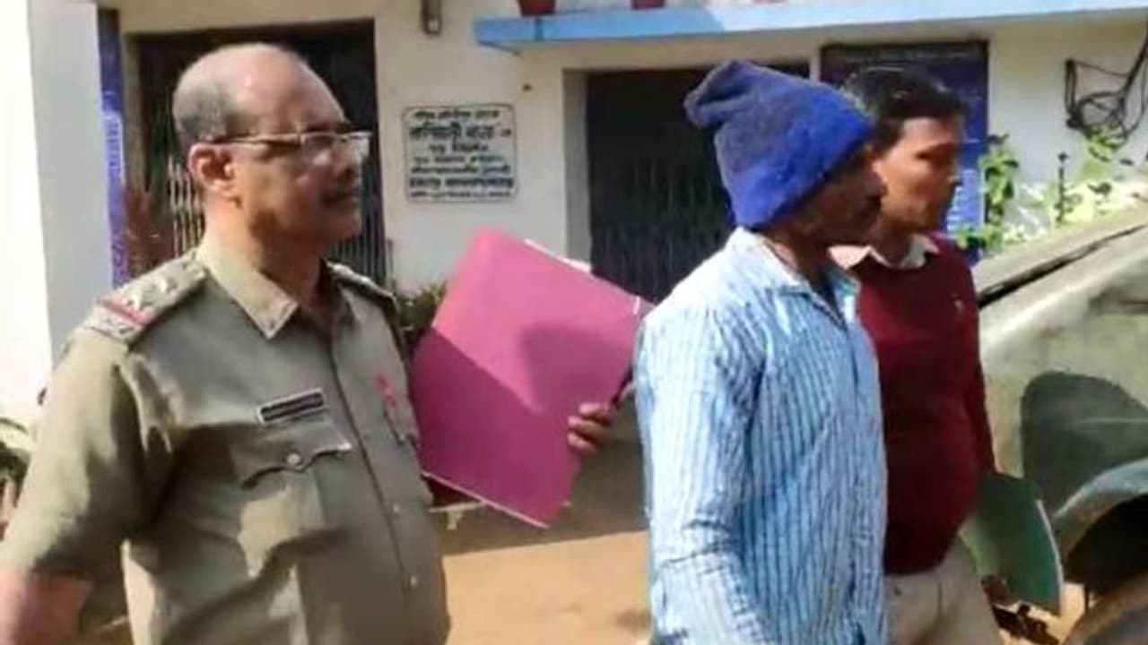 কেশিয়াড়ি গৃহবধূ খুনে ধৃত প্রেমিক, ত্রিকোণ প্রেমের রোষেই গোপনাঙ্গ ক্ষতবিক্ষত কেশিয়াড়ি গৃহবধূ খুনে ধৃত প্রেমিক, ত্রিকোণ প্রেমের রোষেই গোপনাঙ্গ ক্ষতবিক্ষত