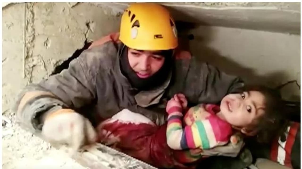 തുർക്കി ഭൂകമ്പം: രണ്ടരവയസ്സുകാരിയും അമ്മയും കുടുങ്ങിക്കിടന്ന് 28 മണിക്കൂർ; മരണ സംഖ്യ 38 ആയി ഉയർന്നു തുർക്കി ഭൂകമ്പം: രണ്ടരവയസ്സുകാരിയും അമ്മയും കുടുങ്ങിക്കിടന്ന് 28 മണിക്കൂർ; മരണ സംഖ്യ 38 ആയി ഉയർന്നു