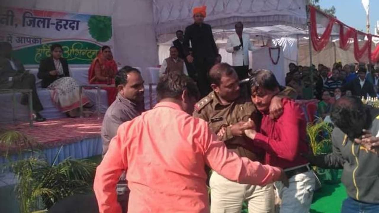 गणतंत्र दिवस समारोह के दौरान फ्रीडम फाइटर के बेटे ने किया सुसाइड का प्रयास गणतंत्र दिवस समारोह के दौरान फ्रीडम फाइटर के बेटे ने किया सुसाइड का प्रयास