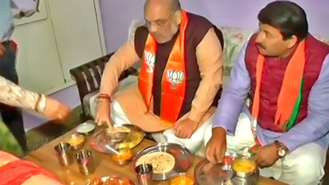 अमित शाह ने कार्यकर्ता के घर खाया खाना तो एक्ट्रेस ने कसा तंज, बोली महंत बर्तन भी घर से लाए रहे अमित शाह ने कार्यकर्ता के घर खाया खाना तो एक्ट्रेस ने कसा तंज, बोली महंत बर्तन भी घर से लाए रहे