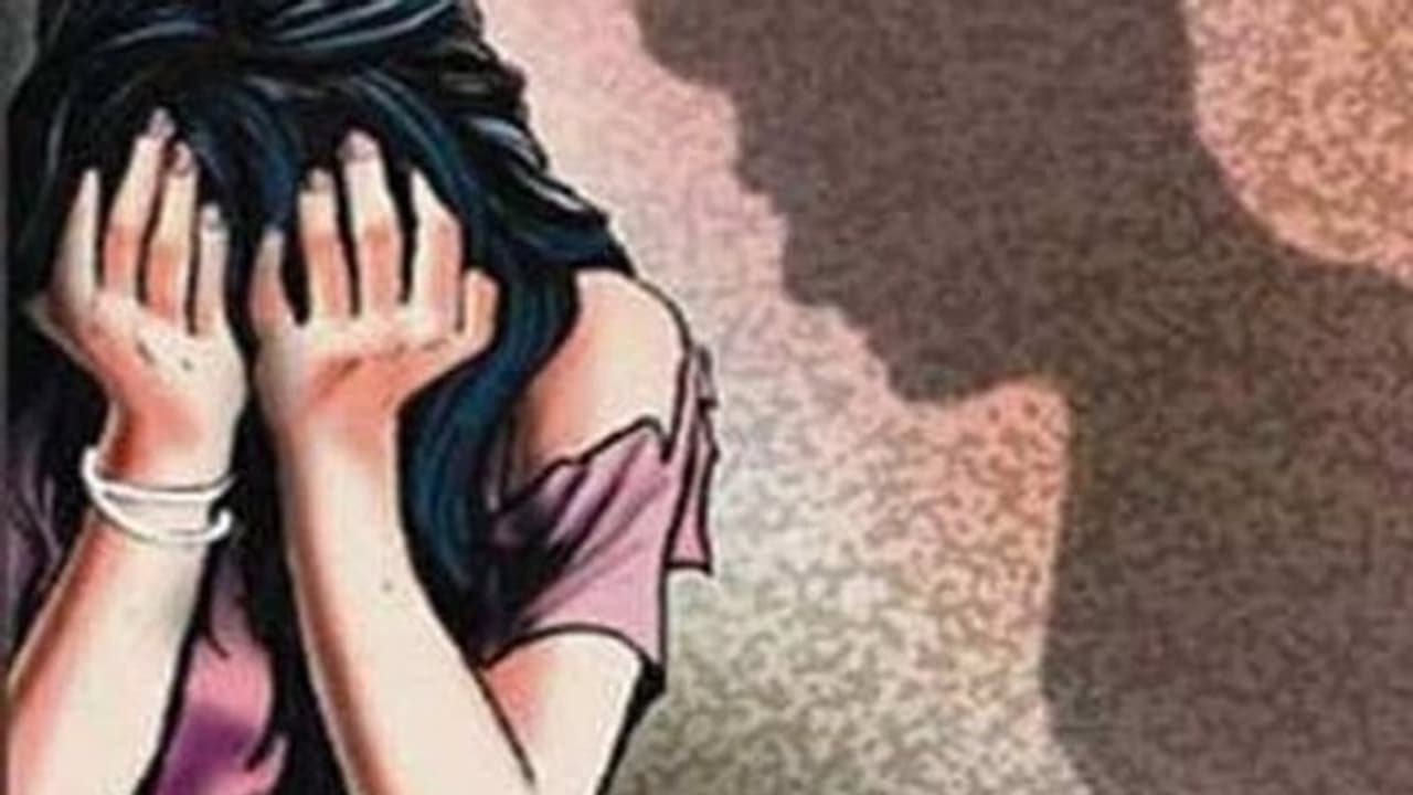 కోడలిమీద మామ లైంగికదాడి : విడాకుల కోసం వెడితే.. మహిళా నాయకురాలి వేధింపులు.. కోడలిమీద మామ లైంగికదాడి : విడాకుల కోసం వెడితే.. మహిళా నాయకురాలి వేధింపులు..