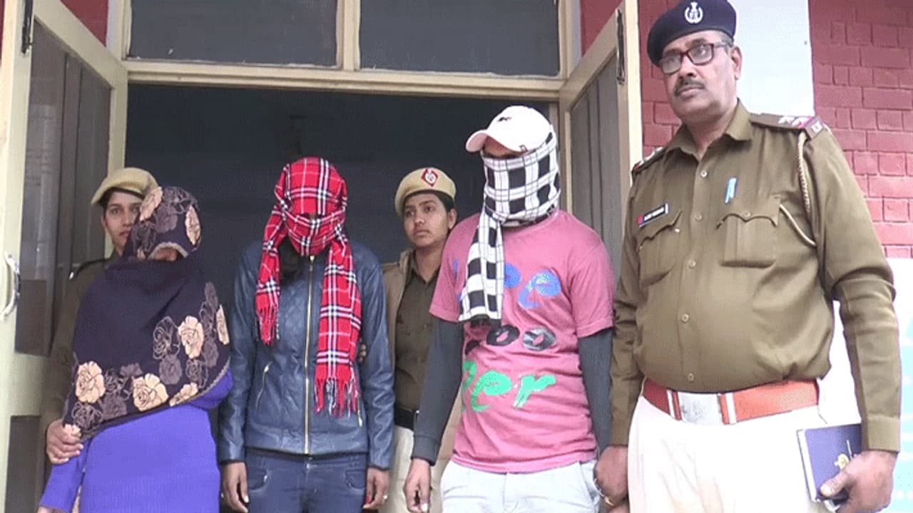 महिला ने फ्रिज ठीक करवाने के बहाने युवक को बुलाया, फिर कपड़े उतारकर करने लगी अश्लील हरकतें महिला ने फ्रिज ठीक करवाने के बहाने युवक को बुलाया, फिर कपड़े उतारकर करने लगी अश्लील हरकतें