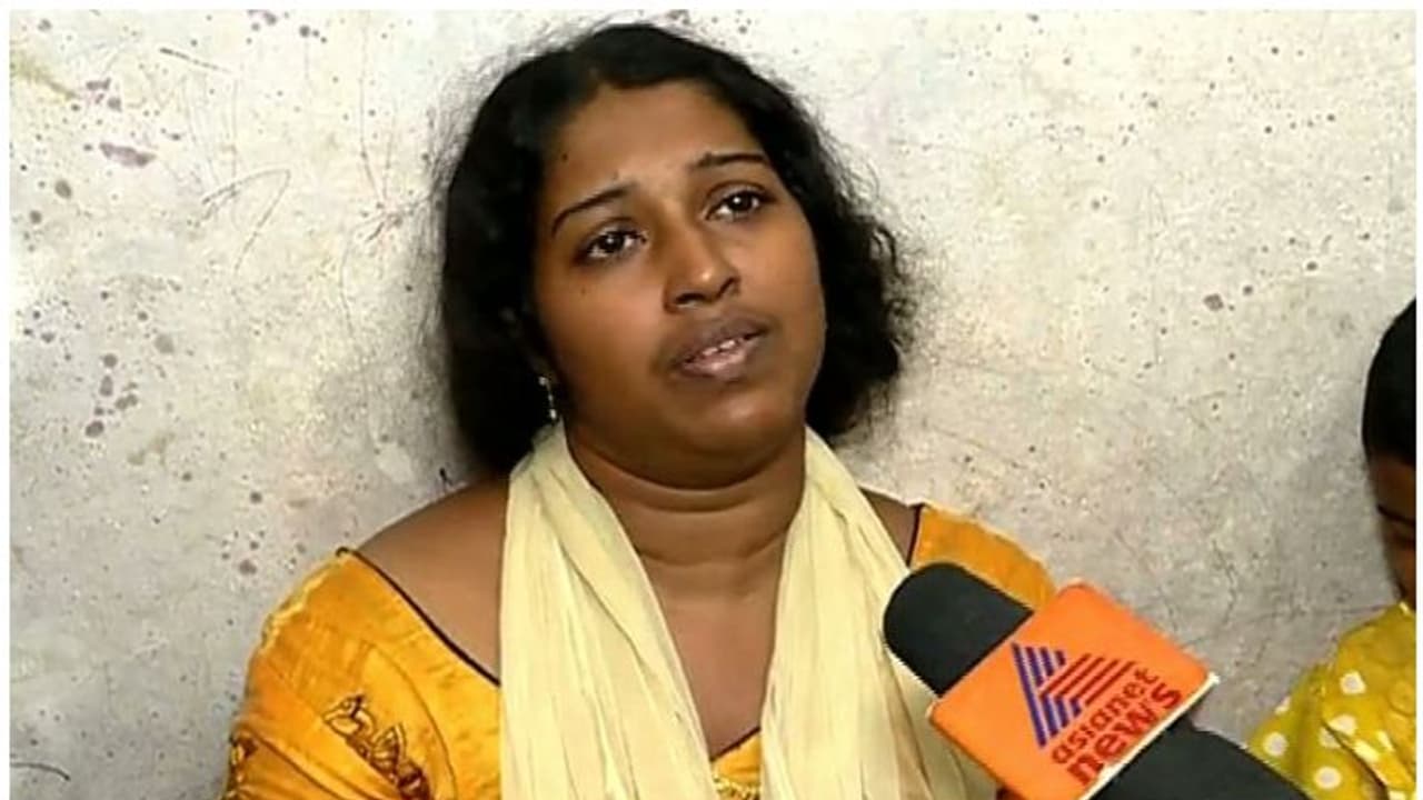 ജെസിബി കൊല: പ്രതികളെ നേരിട്ട് കാണാതെ ഒന്നും വിശ്വാസമില്ലെന്ന് മരിച്ച സംഗീതിന്റെ ഭാര്യ ജെസിബി കൊല: പ്രതികളെ നേരിട്ട് കാണാതെ ഒന്നും വിശ്വാസമില്ലെന്ന് മരിച്ച സംഗീതിന്റെ ഭാര്യ