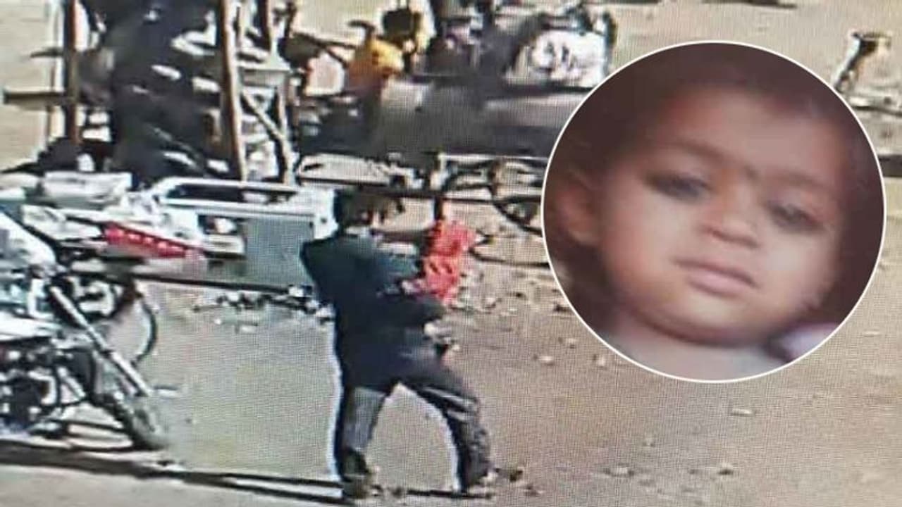 मां बेफिक्र थी कि बच्चा बाहर खेल रहा है, जब आकर देखा तो दहाड़ मारकर रो पड़ी, 2 मिनिट में गायब हो गया 2 साल का बच्चा मां बेफिक्र थी कि बच्चा बाहर खेल रहा है, जब आकर देखा तो दहाड़ मारकर रो पड़ी, 2 मिनिट में गायब हो गया 2 साल का बच्चा