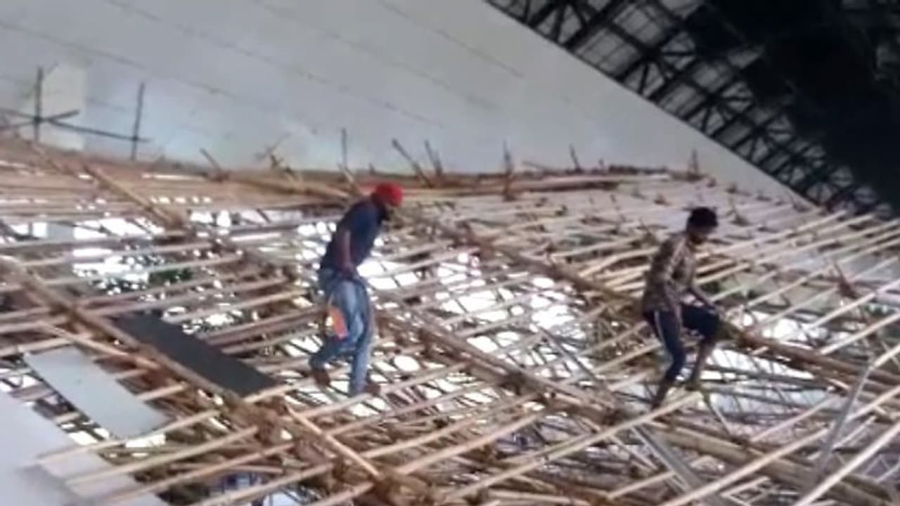 50 फिट की उंचाई से गिरे कई मजदूर, सोलर पैनल लगाते वक्त हुआ हादसा 50 फिट की उंचाई से गिरे कई मजदूर, सोलर पैनल लगाते वक्त हुआ हादसा