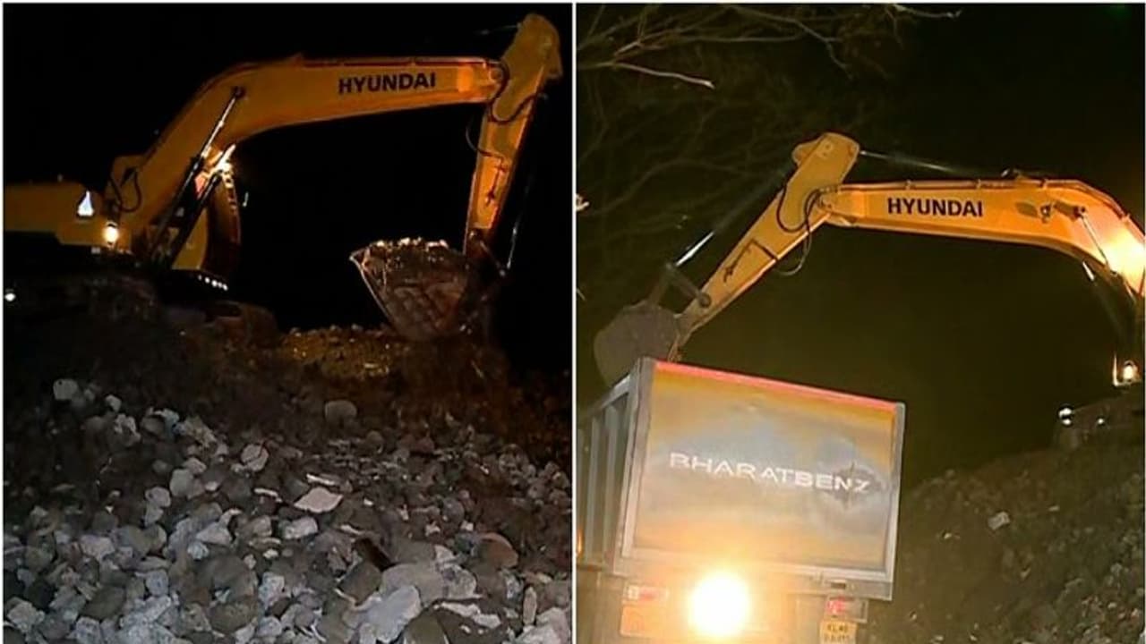 മരടിലെ പൊളിച്ച ഫ്ലാറ്റുകളിൽ നിന്ന് അവശിഷ്ടങ്ങൾ നീക്കിത്തുടങ്ങി മരടിലെ പൊളിച്ച ഫ്ലാറ്റുകളിൽ നിന്ന് അവശിഷ്ടങ്ങൾ നീക്കിത്തുടങ്ങി