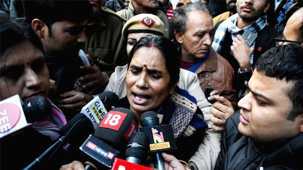 ആശാദേവിയെന്ന അമ്മ, മകളുടെ ഘാതകര്ക്ക് തൂക്കുകയര് വാങ്ങിനല്കാന് പോരാടിയ സ്ത്രീ... ആശാദേവിയെന്ന അമ്മ, മകളുടെ ഘാതകര്ക്ക് തൂക്കുകയര് വാങ്ങിനല്കാന് പോരാടിയ സ്ത്രീ...