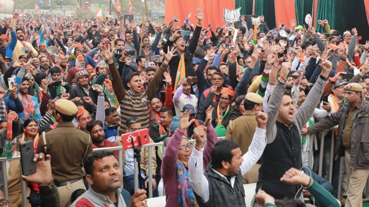 5 दिन में BJP ने की 1554 सभाएं, महिला वोटरों को साधने के लिए RSS की दुर्गा वाहिनी भी मैदान में 5 दिन में BJP ने की 1554 सभाएं, महिला वोटरों को साधने के लिए RSS की दुर्गा वाहिनी भी मैदान में