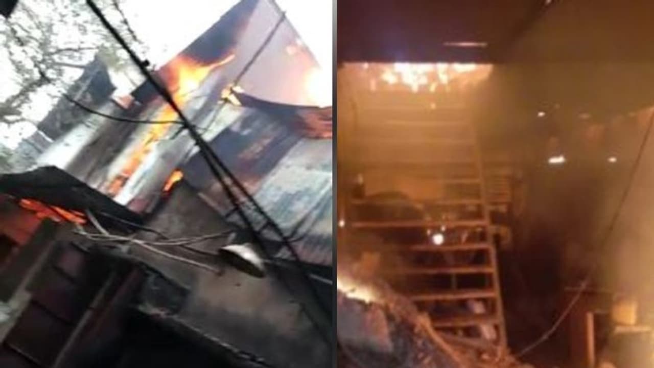 উল্টোডাঙায় কাঠের গুদামে ভয়াবহ অগ্নিকান্ড, ঘটনাস্থলে উপস্থিত দমকলের ৬টি ইঞ্জিন উল্টোডাঙায় কাঠের গুদামে ভয়াবহ অগ্নিকান্ড, ঘটনাস্থলে উপস্থিত দমকলের ৬টি ইঞ্জিন