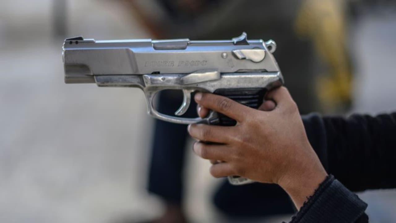 ஒரு துப்பாக்கி வாங்க தேவையான ஆவணங்களை காட்டிலும், ஒரு ரெஸ்ட்ராண்ட் திறக்க அதிக ஆவணங்கள் வேண்டும்... ஒரு துப்பாக்கி வாங்க தேவையான ஆவணங்களை காட்டிலும், ஒரு ரெஸ்ட்ராண்ட் திறக்க அதிக ஆவணங்கள் வேண்டும்...