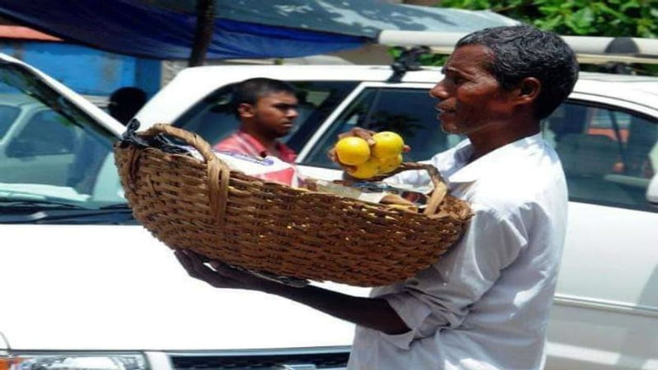 রেশনের লাইনে দাঁড়িয়ে জানতে পারেন পদ্মশ্রী পাচ্ছেন, কেন এই ফল বিক্রেতাকে সম্মান জানাচ্ছে মোদী সরকার
