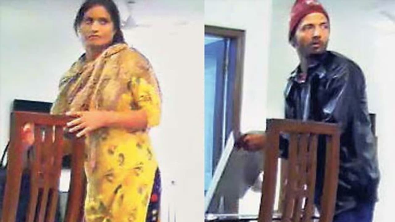 नौकर दम्पती ने पहले मकान मालिक का भरोसा जीता और फिर पीठ पीछे दिखा दी हाथ की सफाई नौकर दम्पती ने पहले मकान मालिक का भरोसा जीता और फिर पीठ पीछे दिखा दी हाथ की सफाई