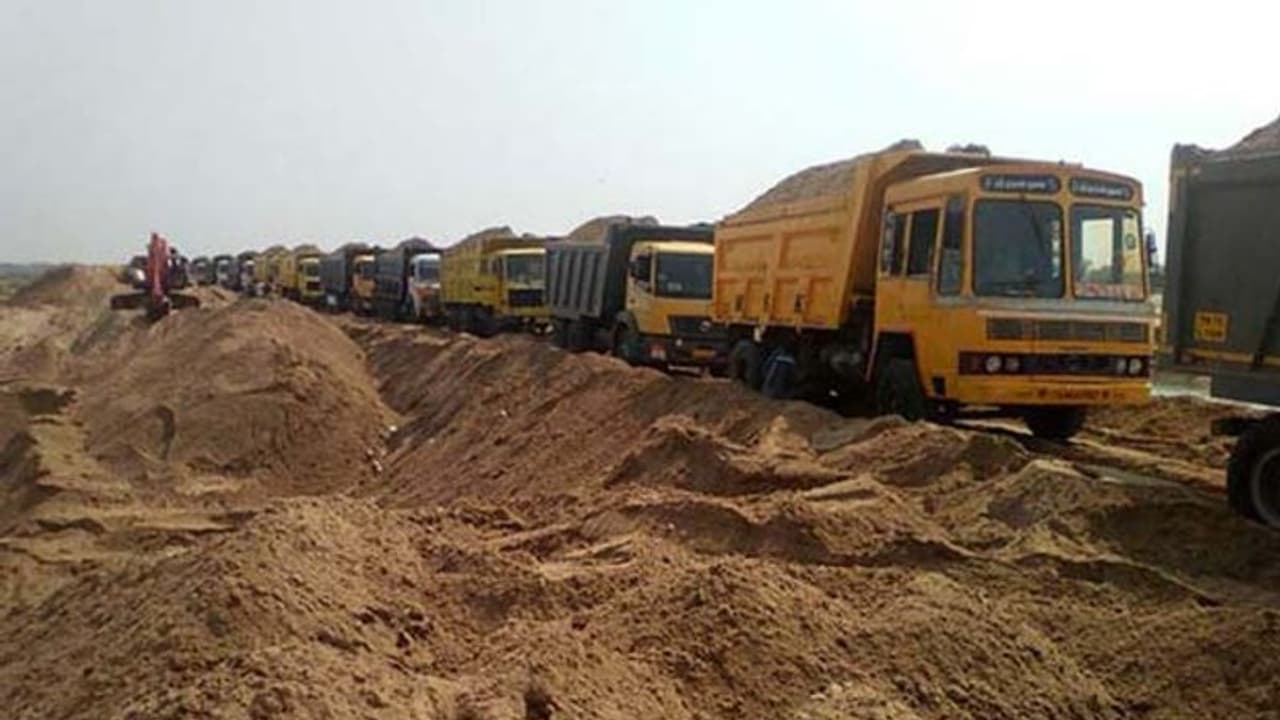 'கலெக்டர்ல இருந்து எல்லாரையும் அவங்க கவனிக்கிறாங்க.. விட்டுரு'..! மணல் கடத்தலுக்கு ஆதரவாக வி.ஏ.ஓ வை மிரட்டிய வருவாய் அதிகாரி..! 'கலெக்டர்ல இருந்து எல்லாரையும் அவங்க கவனிக்கிறாங்க.. விட்டுரு'..! மணல் கடத்தலுக்கு ஆதரவாக வி.ஏ.ஓ வை மிரட்டிய வருவாய் அதிகாரி..!