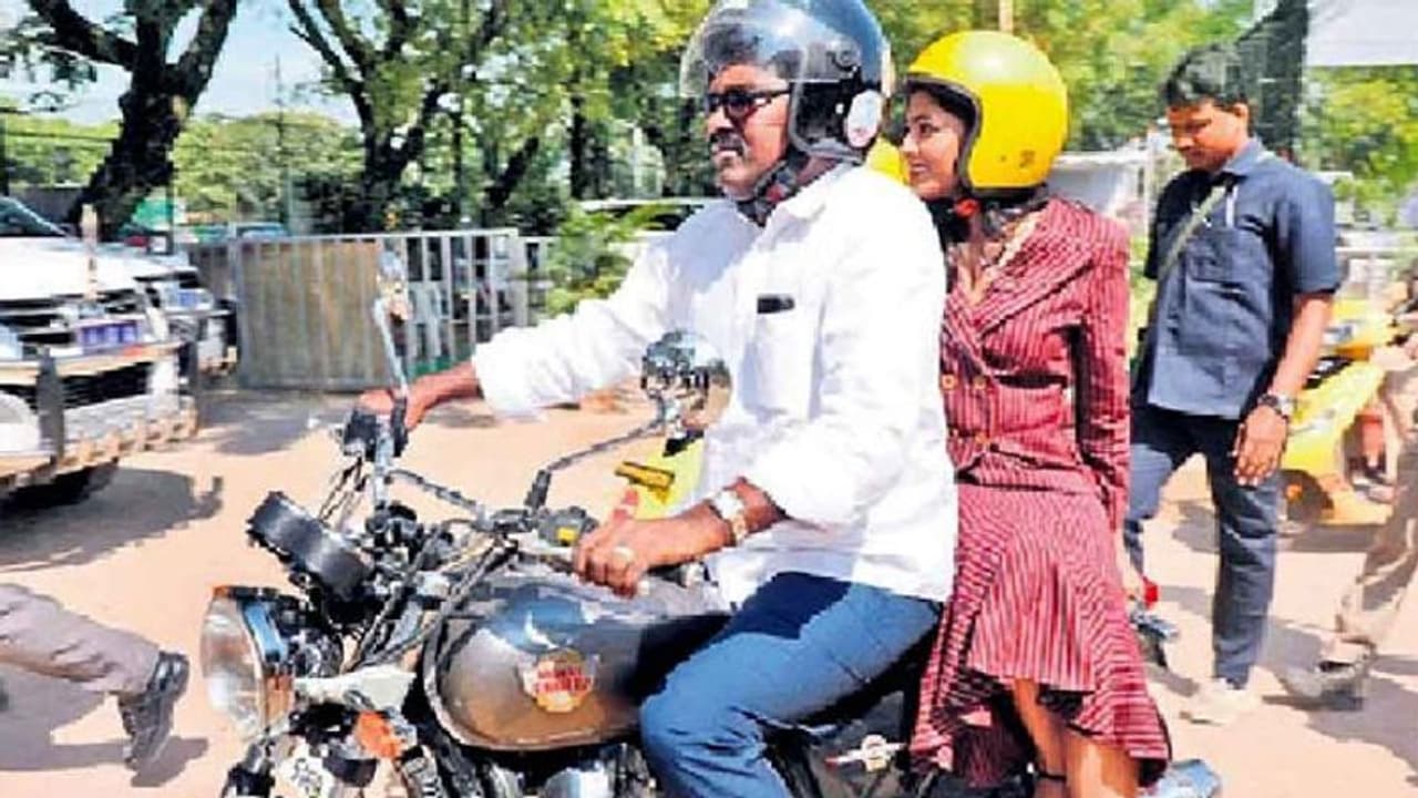 మంత్రి బైక్ పై చక్కర్లు కొట్టిన ఈషా రెబ్బ! మంత్రి బైక్ పై చక్కర్లు కొట్టిన ఈషా రెబ్బ!