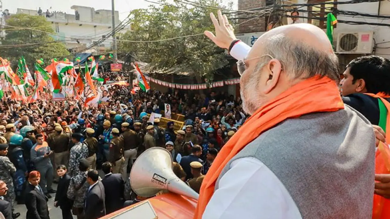 குடியுரிமை திருத்த சட்டத்திற்கு எதிராக கோஷம்... அமித்ஷா கண்முன்னே இளைஞரை துவட்டி எடுத்த தொண்டர்கள்..! குடியுரிமை திருத்த சட்டத்திற்கு எதிராக கோஷம்... அமித்ஷா கண்முன்னே இளைஞரை துவட்டி எடுத்த தொண்டர்கள்..!