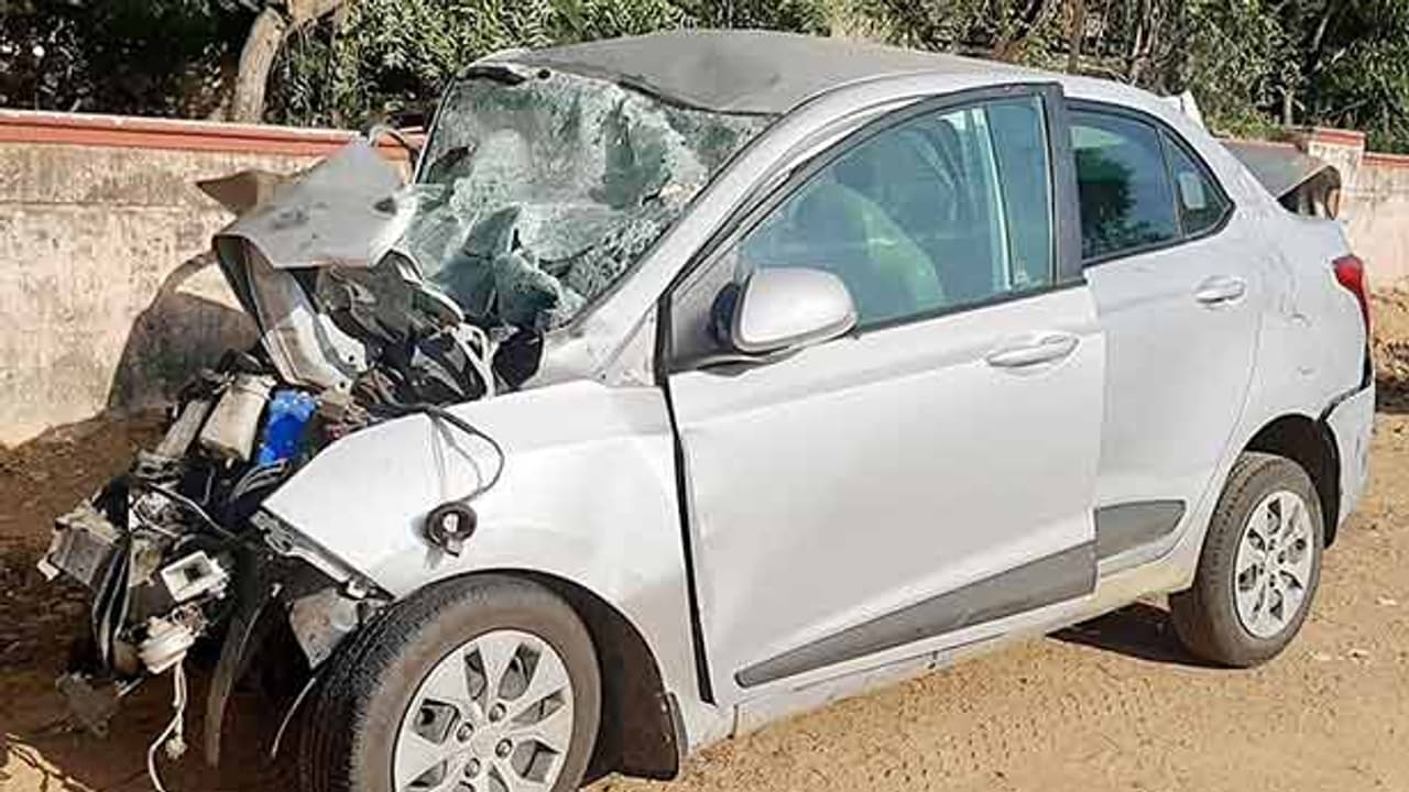 கார் வேன் நேருக்கு நேர் பயங்கர மோதல்..! 4 பேர் உடல் நசுங்கி பலி..!