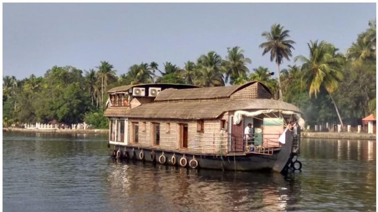 ആലപ്പുഴയില് വീണ്ടും ഹൗസ്ബോട്ടിന് തീപിടിച്ചു ആലപ്പുഴയില് വീണ്ടും ഹൗസ്ബോട്ടിന് തീപിടിച്ചു