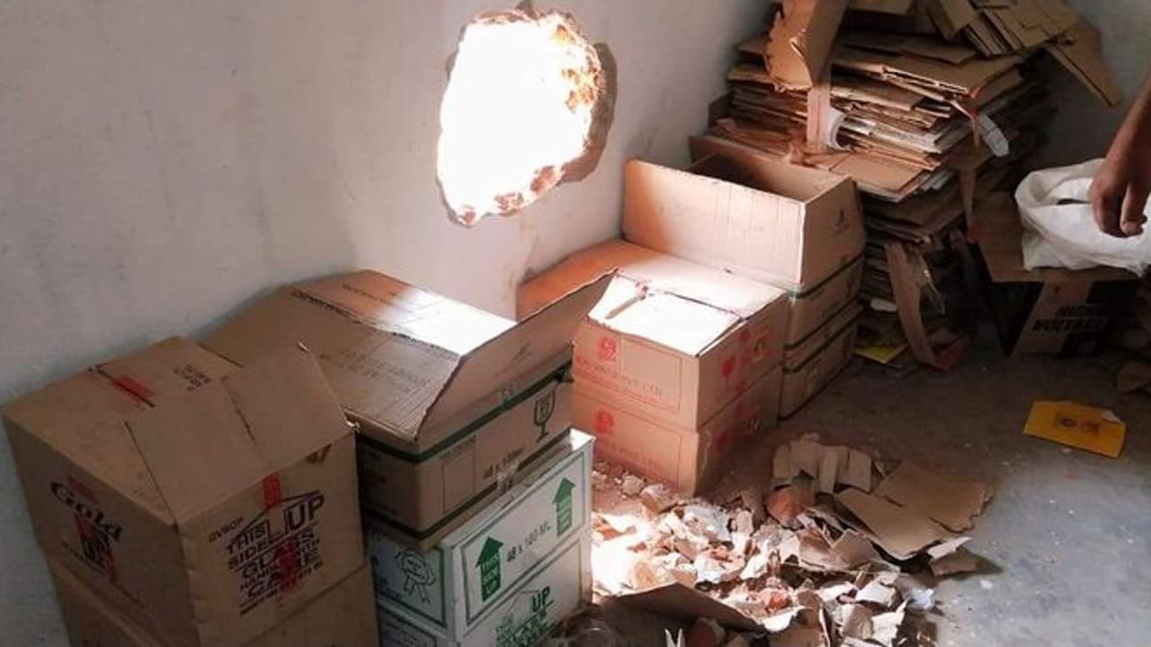 டாஸ்மாக் சுவரில் ஓட்டை போட்டு கொள்ளை..! உயர்ரக சரக்குகள் அபேஸ்..!