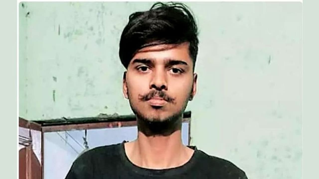 অমিত শাহ এর সভায় স্লোগান, পুলিশ জোর করে লিখতে বলল, 'আমি মানসিক ভারসাম্যহীন'