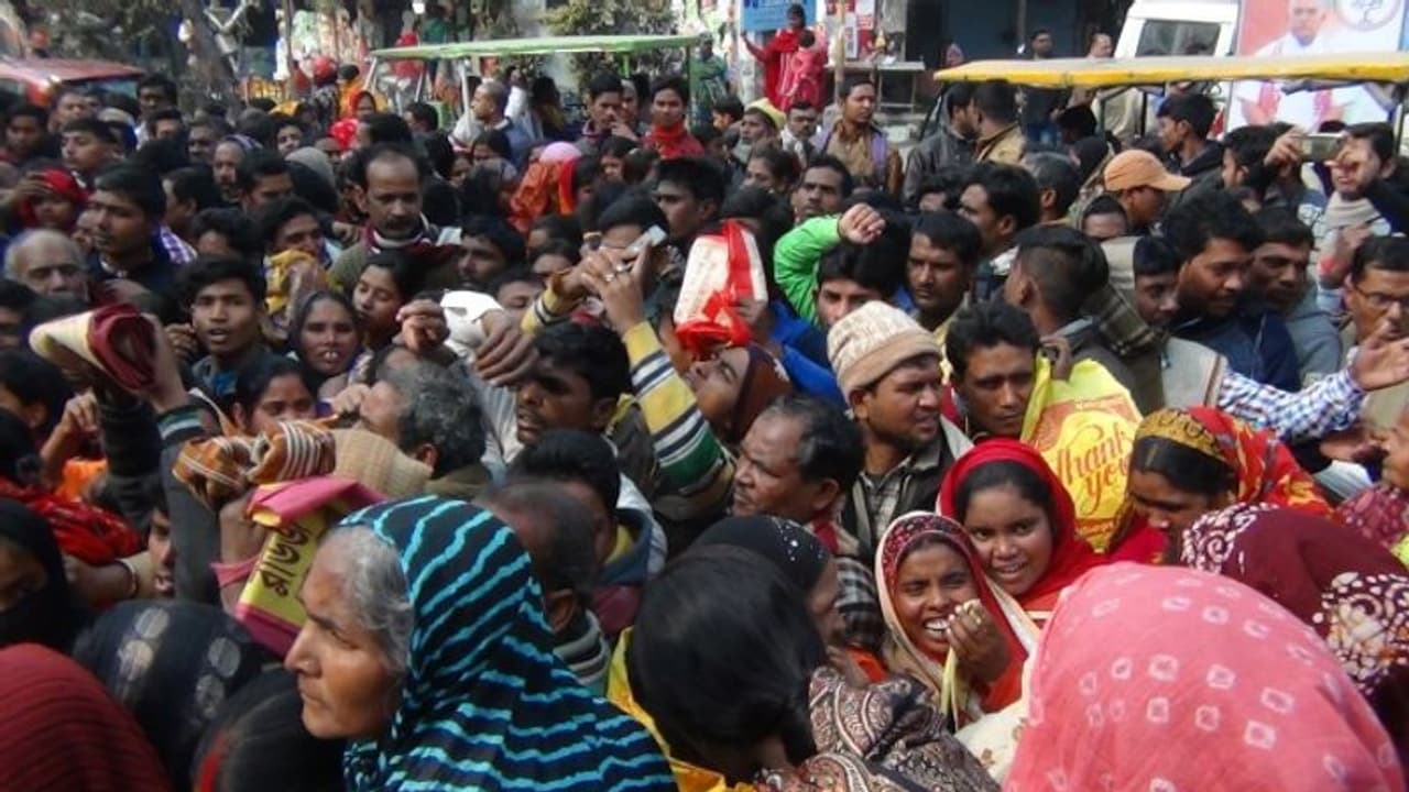 এনআরসি আতঙ্কে অবরুদ্ধ মালদহ, আধার কার্ডের লাইনে অসুস্থ মহিলা ও শিশুরা এনআরসি আতঙ্কে অবরুদ্ধ মালদহ, আধার কার্ডের লাইনে অসুস্থ মহিলা ও শিশুরা