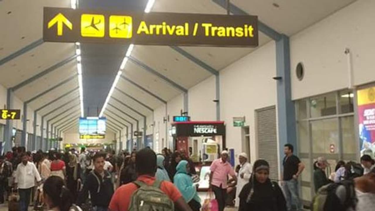 சீனாக்காரன் உள்ளே வராதே...!! எஜமானனையே எகிறி அடிக்கும் இலங்கை...!!