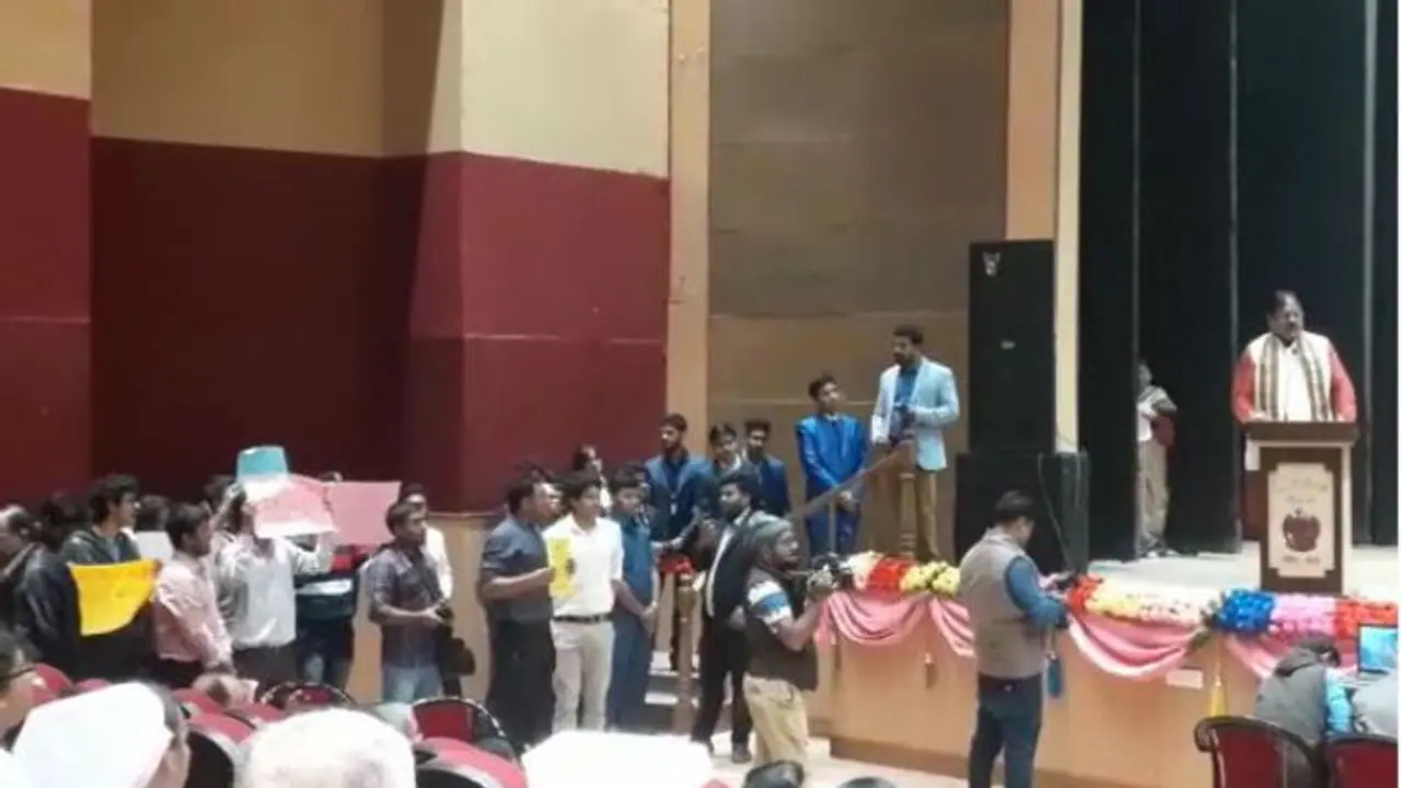 মেডিক্যাল এ 'গো ব্যাক' স্লোগান , পড়ুয়াদের সঙ্গে কুকুরের তুলনা ক্ষুব্ধ নির্মল মাজির মেডিক্যাল এ 'গো ব্যাক' স্লোগান , পড়ুয়াদের সঙ্গে কুকুরের তুলনা ক্ষুব্ধ নির্মল মাজির