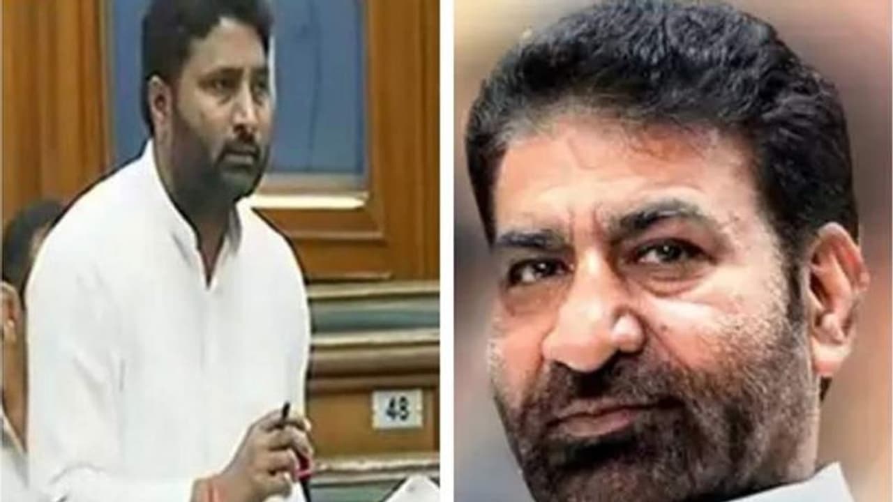 दिल्ली चुनाव : आप के दो उम्मीदवारों के नामांकन के खिलाफ याचिका दायर, रद्द करने की मांग दिल्ली चुनाव : आप के दो उम्मीदवारों के नामांकन के खिलाफ याचिका दायर, रद्द करने की मांग