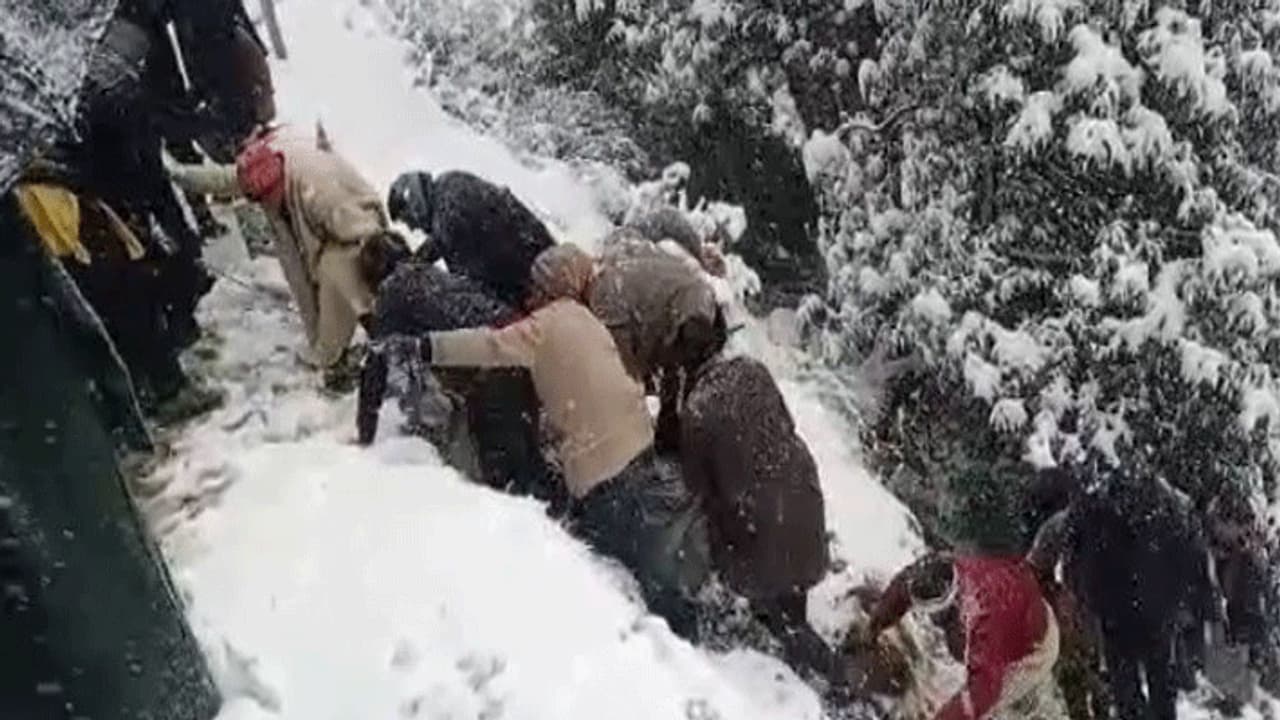 देखते ही देखते बर्फ की गहरी खाई में समा गई एक कार, अंदर बैठे 2 लोगों की दर्दनाक मौत देखते ही देखते बर्फ की गहरी खाई में समा गई एक कार, अंदर बैठे 2 लोगों की दर्दनाक मौत