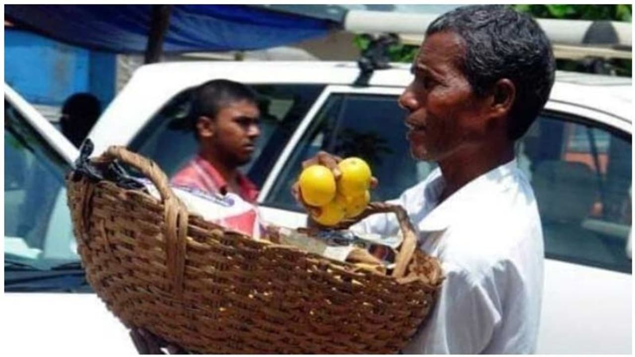 தினமும் சம்பாதிக்கும் 150 ரூபாயில் வியக்க வைத்த பழ வியாபாரி... ஆனந்த கண்ணீர் வடிக்க அங்கீகாரம்..! தினமும் சம்பாதிக்கும் 150 ரூபாயில் வியக்க வைத்த பழ வியாபாரி... ஆனந்த கண்ணீர் வடிக்க அங்கீகாரம்..!