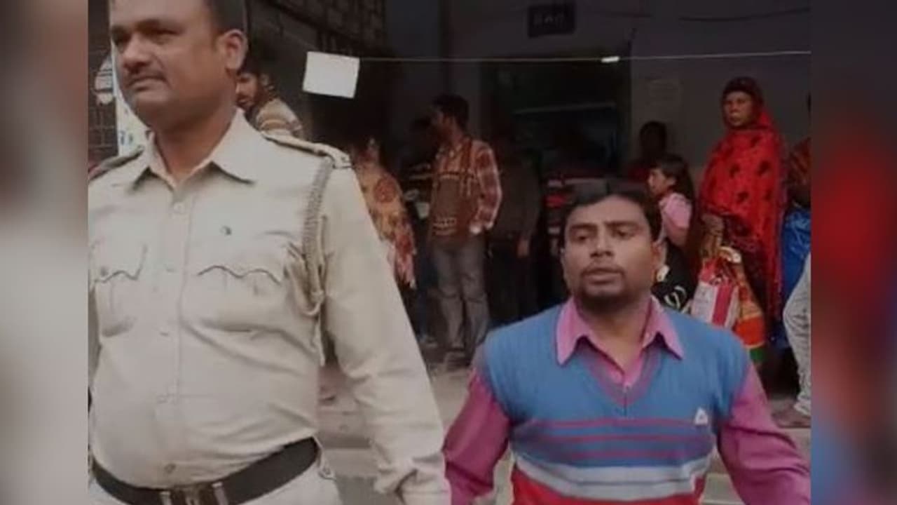 ছাত্রীর অশ্লীল ছবি তুলে সোশ্য়াল মিডিয়ায় পোস্টের হুমকি , গ্রেফতার হল গৃহশিক্ষক ছাত্রীর অশ্লীল ছবি তুলে সোশ্য়াল মিডিয়ায় পোস্টের হুমকি , গ্রেফতার হল গৃহশিক্ষক