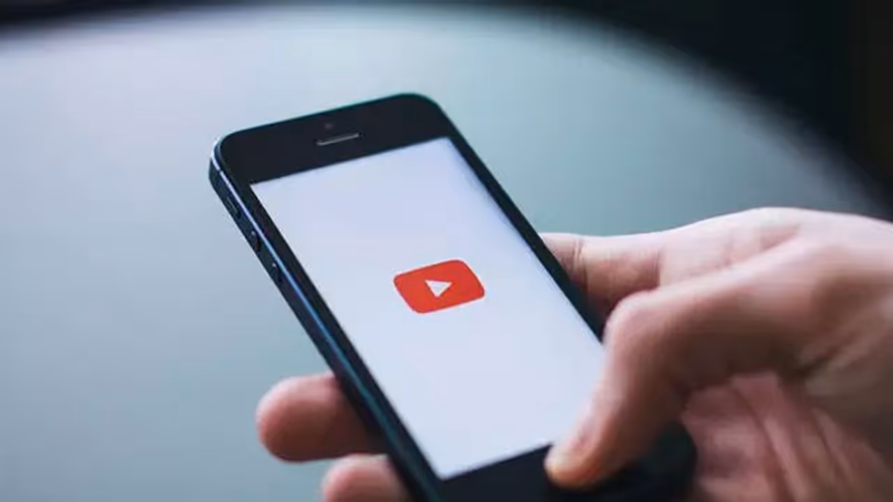 ஆபாச படங்களை காண்பித்து தொல்லை... பிரபல டான்ஸ் மாஸ்டர் மீது பெண் பரபரப்பு புகார்..! ஆபாச படங்களை காண்பித்து தொல்லை... பிரபல டான்ஸ் மாஸ்டர் மீது பெண் பரபரப்பு புகார்..!