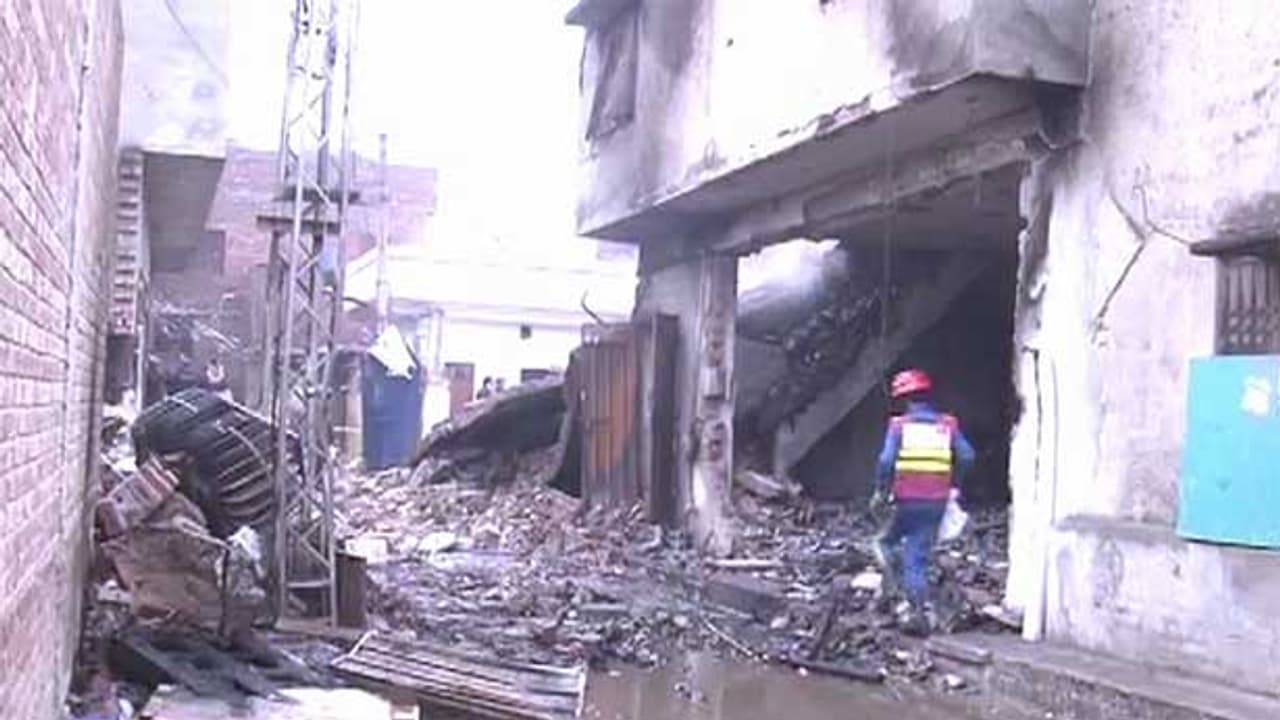 பாகிஸ்தானில் ஏற்பட்ட அதி பயங்கரம்...!! பொதுமக்கள் கண்முன்னால் துடிதுடித்து இறந்த 11 பேர்...!!