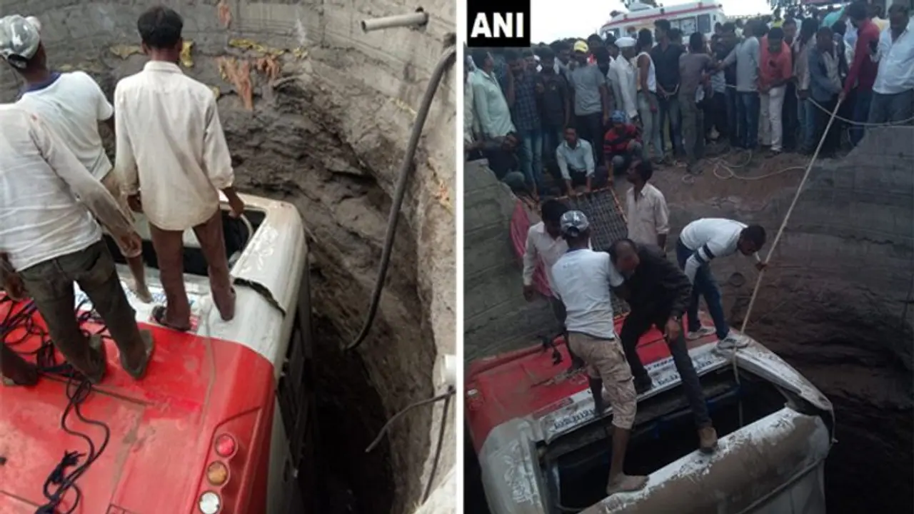 ऑटो से टकराकर सीधे कुएं में जा गिरी बस, 20 की मौत; पीएम मोदी ने दुख जताया ऑटो से टकराकर सीधे कुएं में जा गिरी बस, 20 की मौत; पीएम मोदी ने दुख जताया