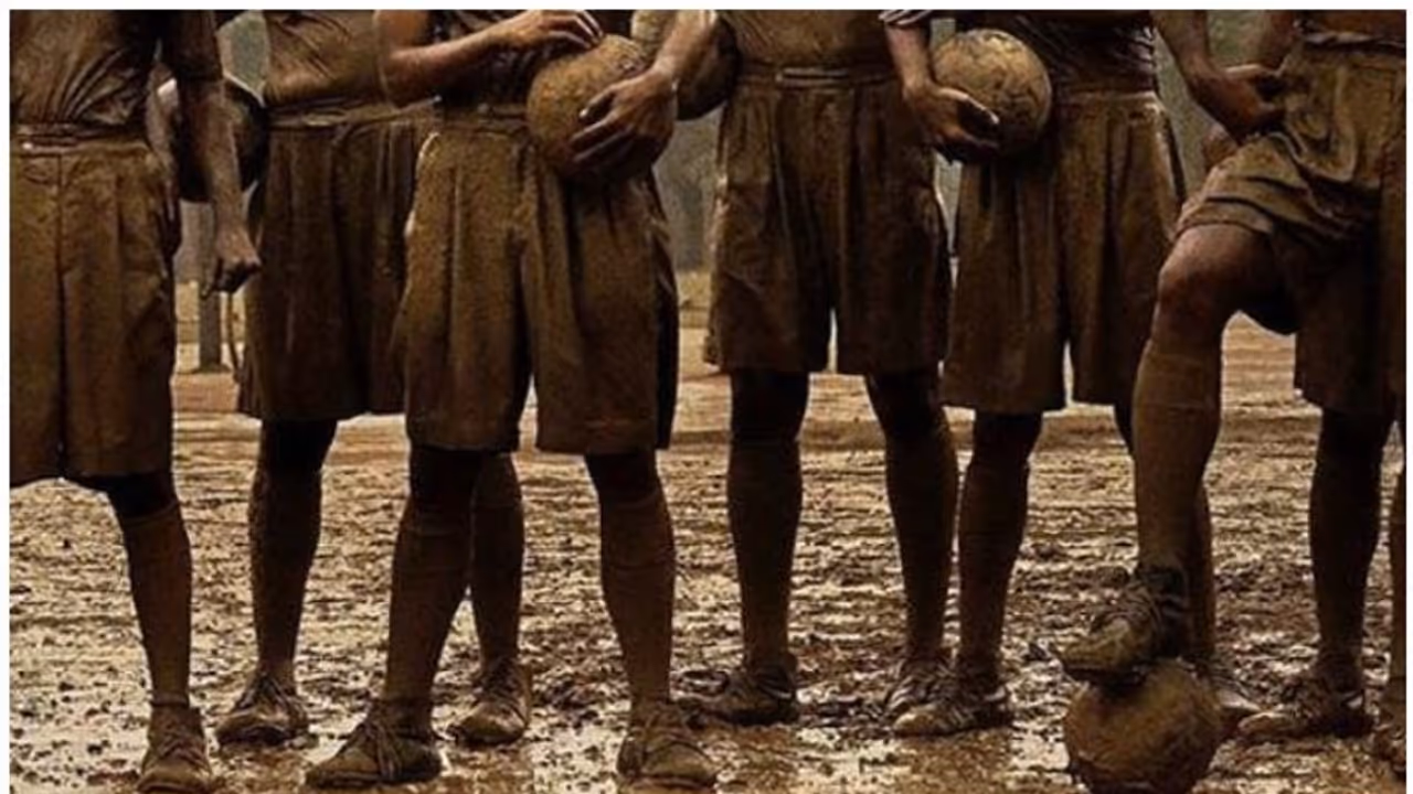 അജയ് ദേവ്ഗണ് നായകനാകുന്ന മൈദാൻ, ടീസര് പോസ്റ്റര് പുറത്തുവിട്ടു അജയ് ദേവ്ഗണ് നായകനാകുന്ന മൈദാൻ, ടീസര് പോസ്റ്റര് പുറത്തുവിട്ടു