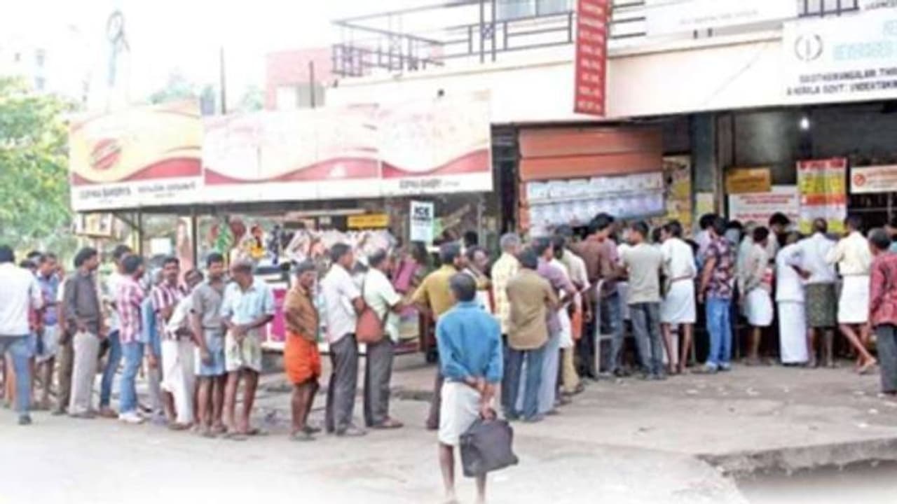 ബിവ്റേജസിൽനിന്ന് മദ്യം നൽകിയില്ല; ജീവനക്കാരെ കയ്യേറ്റം ചെയ്യാൻ ശ്രമിച്ച വിദ്യാർഥികൾ പിടിയിൽ ബിവ്റേജസിൽനിന്ന് മദ്യം നൽകിയില്ല; ജീവനക്കാരെ കയ്യേറ്റം ചെയ്യാൻ ശ്രമിച്ച വിദ്യാർഥികൾ പിടിയിൽ