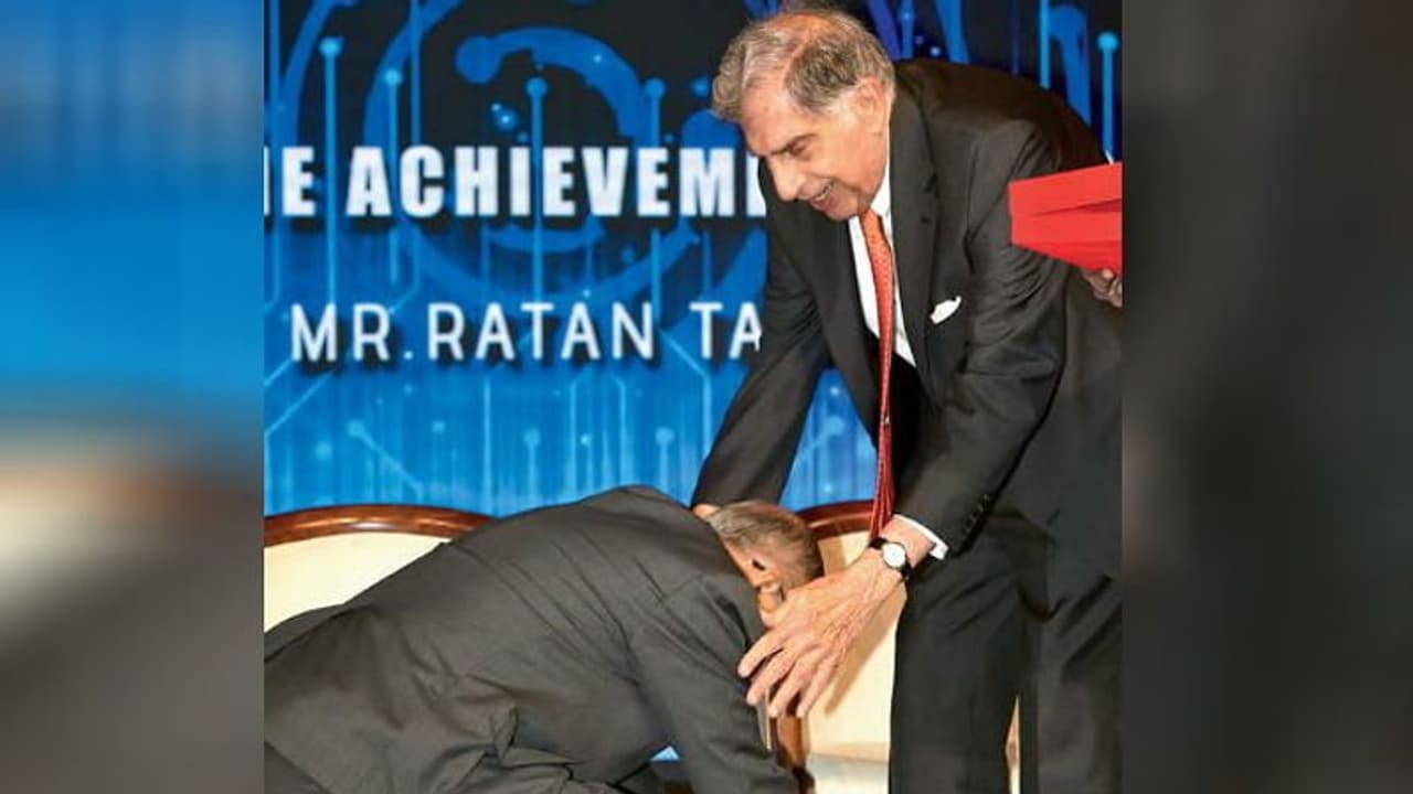73 साल के इंफोसिस के सह संस्थापक नारायण मूर्ति ने रतन टाटा के पैर छूकर दिया अचीवमेंट अवॉर्ड 73 साल के इंफोसिस के सह संस्थापक नारायण मूर्ति ने रतन टाटा के पैर छूकर दिया अचीवमेंट अवॉर्ड