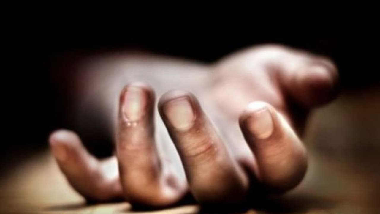 বাবা মাকে ছেড়ে আবাসিক স্কুলে পড়ার অভিমানে সপ্তম শ্রেণীর ছাত্র আত্মঘাতী বাবা মাকে ছেড়ে আবাসিক স্কুলে পড়ার অভিমানে সপ্তম শ্রেণীর ছাত্র আত্মঘাতী