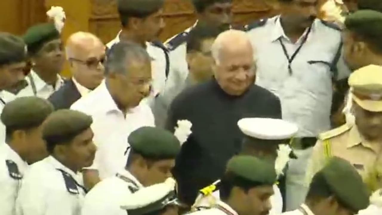 CAA को लेकर केरल विधानसभा में हंगामा, विधायकों ने रोका गवर्नर का रास्ता; लगाए गो बैक के नारे CAA को लेकर केरल विधानसभा में हंगामा, विधायकों ने रोका गवर्नर का रास्ता; लगाए गो बैक के नारे