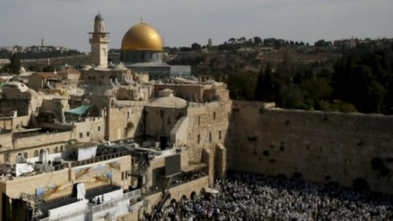 രണ്ട് മാസത്തെ ലോക്ക്ഡൗണിന് ശേഷം ജറുസലേമിലെ അല് അഖ്സ പള്ളി തുറന്നു രണ്ട് മാസത്തെ ലോക്ക്ഡൗണിന് ശേഷം ജറുസലേമിലെ അല് അഖ്സ പള്ളി തുറന്നു