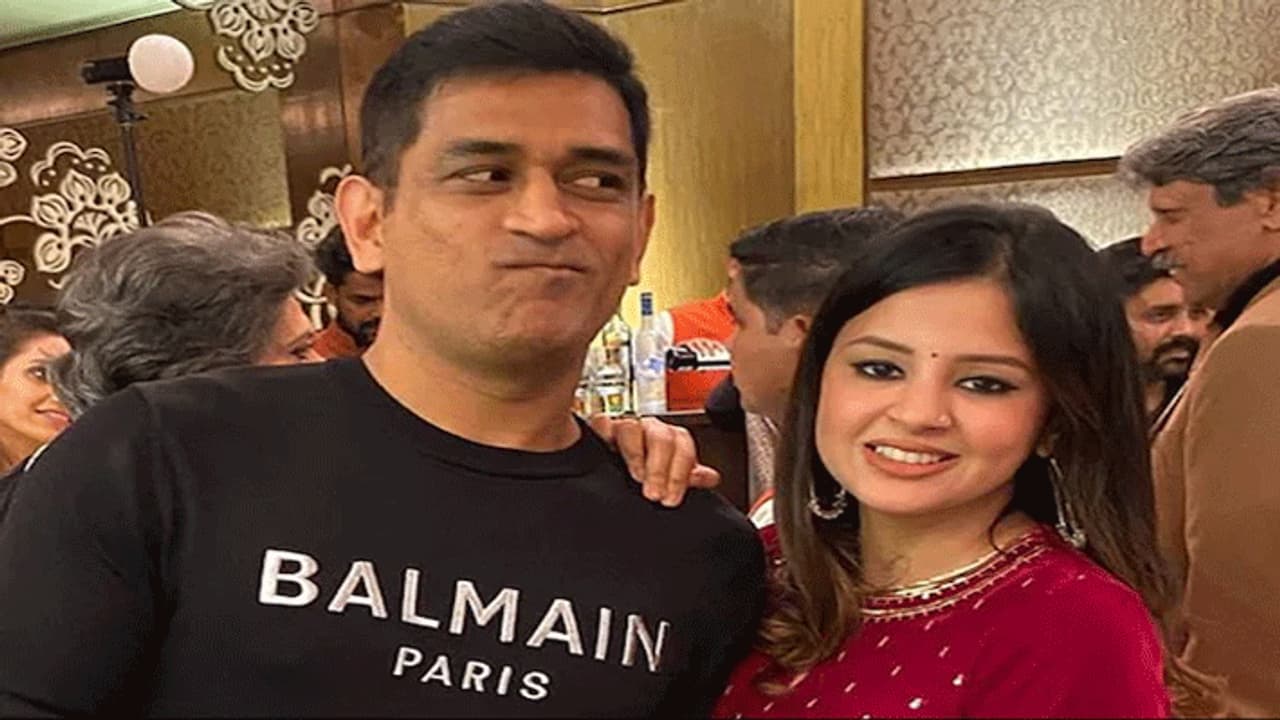 നാണമില്ലെ നിങ്ങള്‍ക്ക്; വ്യാജ വാര്‍ത്ത പുറത്തുവിട്ട മാധ്യമങ്ങള്‍ക്കെതിരെ പൊട്ടിത്തെറിച്ച് സാക്ഷി ധോണി