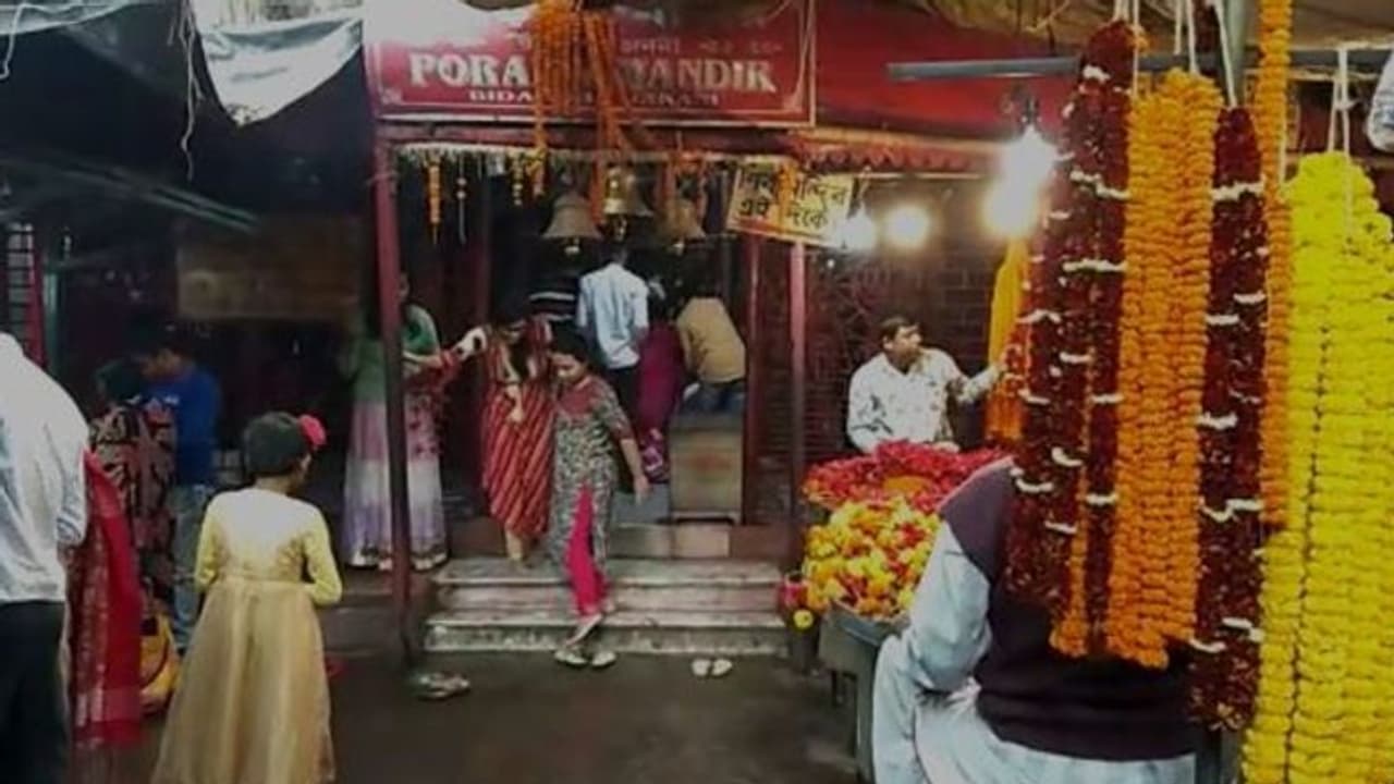 সরস্বতী রূপেই আজ পূজিত হবেন নবদ্বীপের দক্ষিণা কালী, দর্শনার্থীদের উপচে পড়া ভিড় সরস্বতী রূপেই আজ পূজিত হবেন নবদ্বীপের দক্ষিণা কালী, দর্শনার্থীদের উপচে পড়া ভিড়