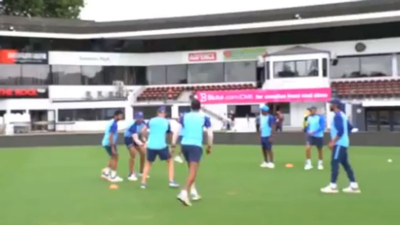 ஒற்றை கையில் இந்திய வீரர்களின் வெறித்தனமான பயிற்சி.. அல்லு தெறிக்கும் நியூசிலாந்து.. வீடியோ ஒற்றை கையில் இந்திய வீரர்களின் வெறித்தனமான பயிற்சி.. அல்லு தெறிக்கும் நியூசிலாந்து.. வீடியோ