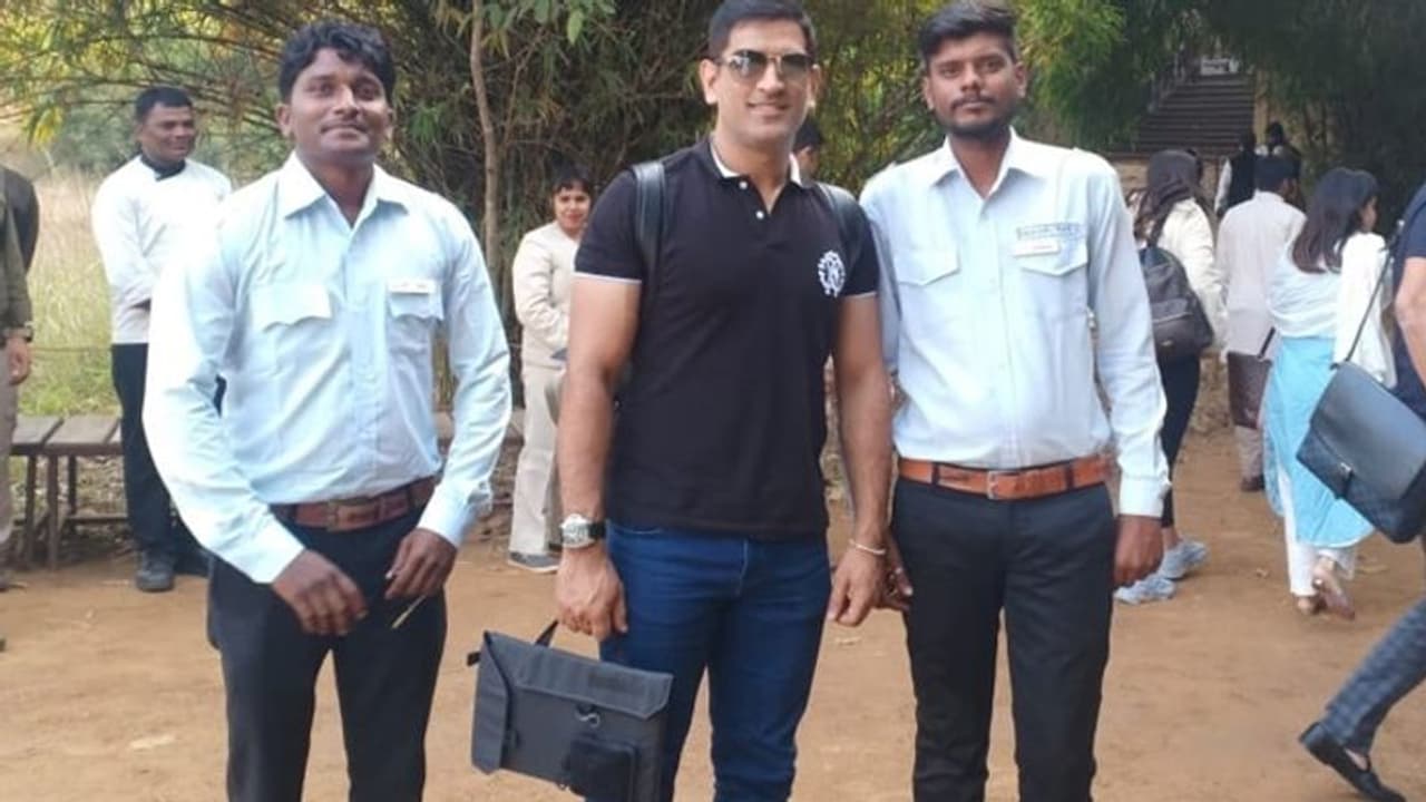 सारे कामकाज छोड़कर फैमिली और फ्रेंड्स के संग आखिर यहां क्यों आए धोनी, यह है वजह सारे कामकाज छोड़कर फैमिली और फ्रेंड्स के संग आखिर यहां क्यों आए धोनी, यह है वजह