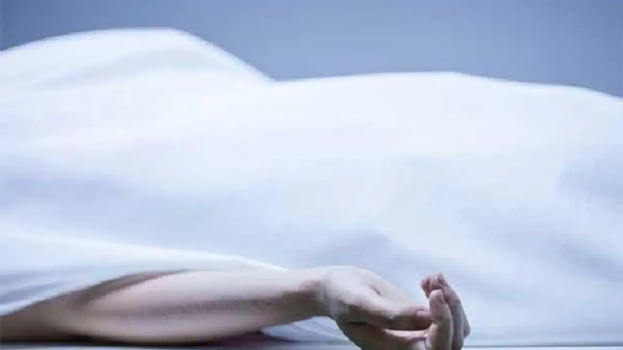 హాస్టల్ లో ఉరివేసుకొని మహిళా టెక్కీ ఆత్మహత్య