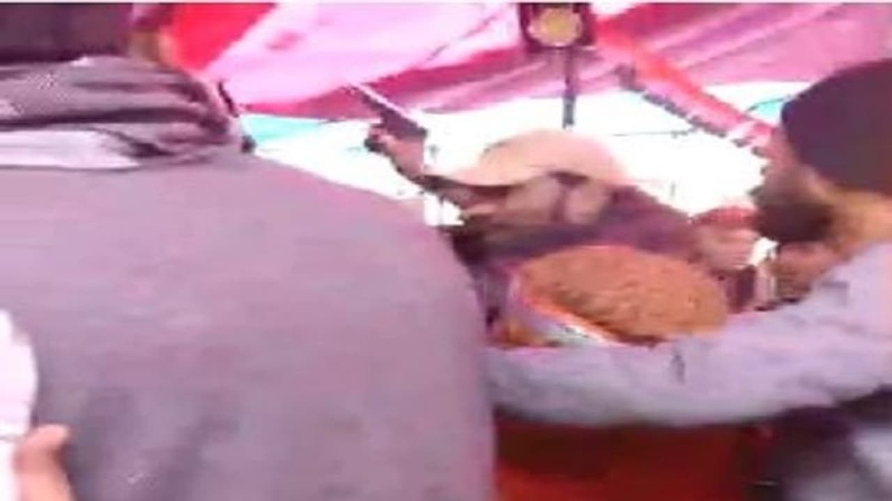 ಶಾಹೀನ್ ಬಾಗ್ ಪ್ರತಿಭಟನಾಕಾರನ ಕೈಯಲ್ಲಿ ಪಿಸ್ತೂಲು: ಒಳಜಗಳವೇ? ಶಾಹೀನ್ ಬಾಗ್ ಪ್ರತಿಭಟನಾಕಾರನ ಕೈಯಲ್ಲಿ ಪಿಸ್ತೂಲು: ಒಳಜಗಳವೇ?